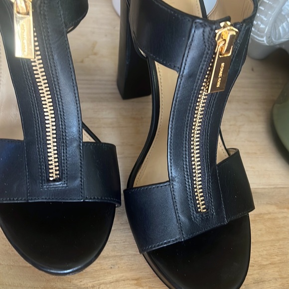 Michal Kors Wiman Heals 8 1/2 - Picture 4 of 7